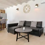 Angelina Villa *