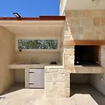 Angelina Villa *