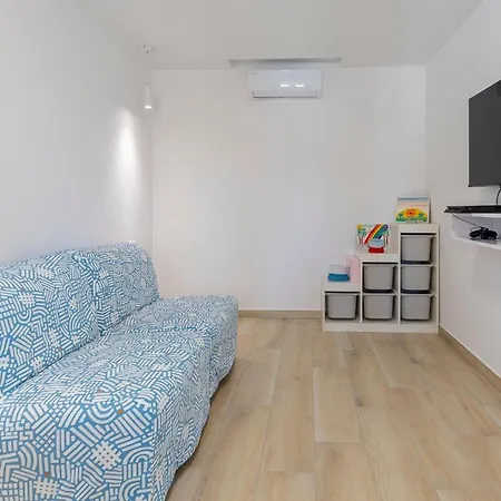 Angelina Villa *