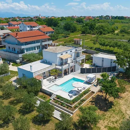 Angelina Villa *