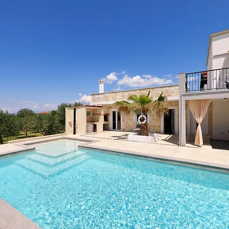 Angelina Villa *