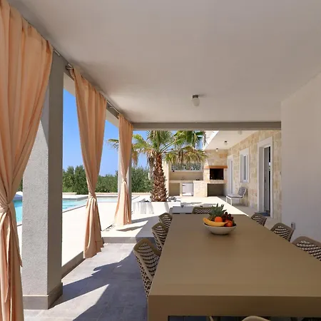 Angelina Villa