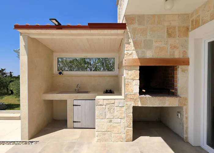 Angelina Villa *